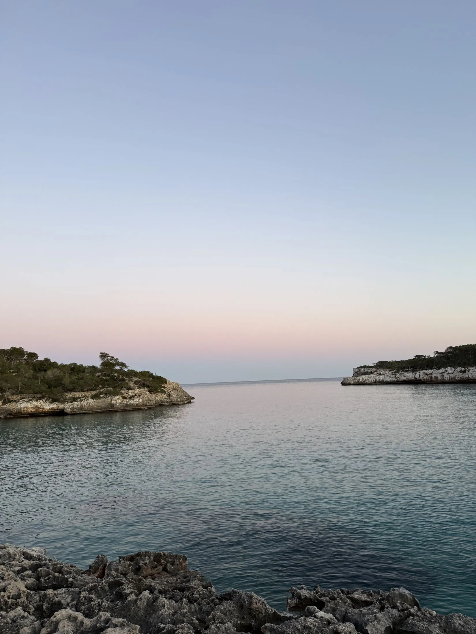 Ruhiges Meer in der Abenddämmerung zwischen Mondragó und s'Amarador.