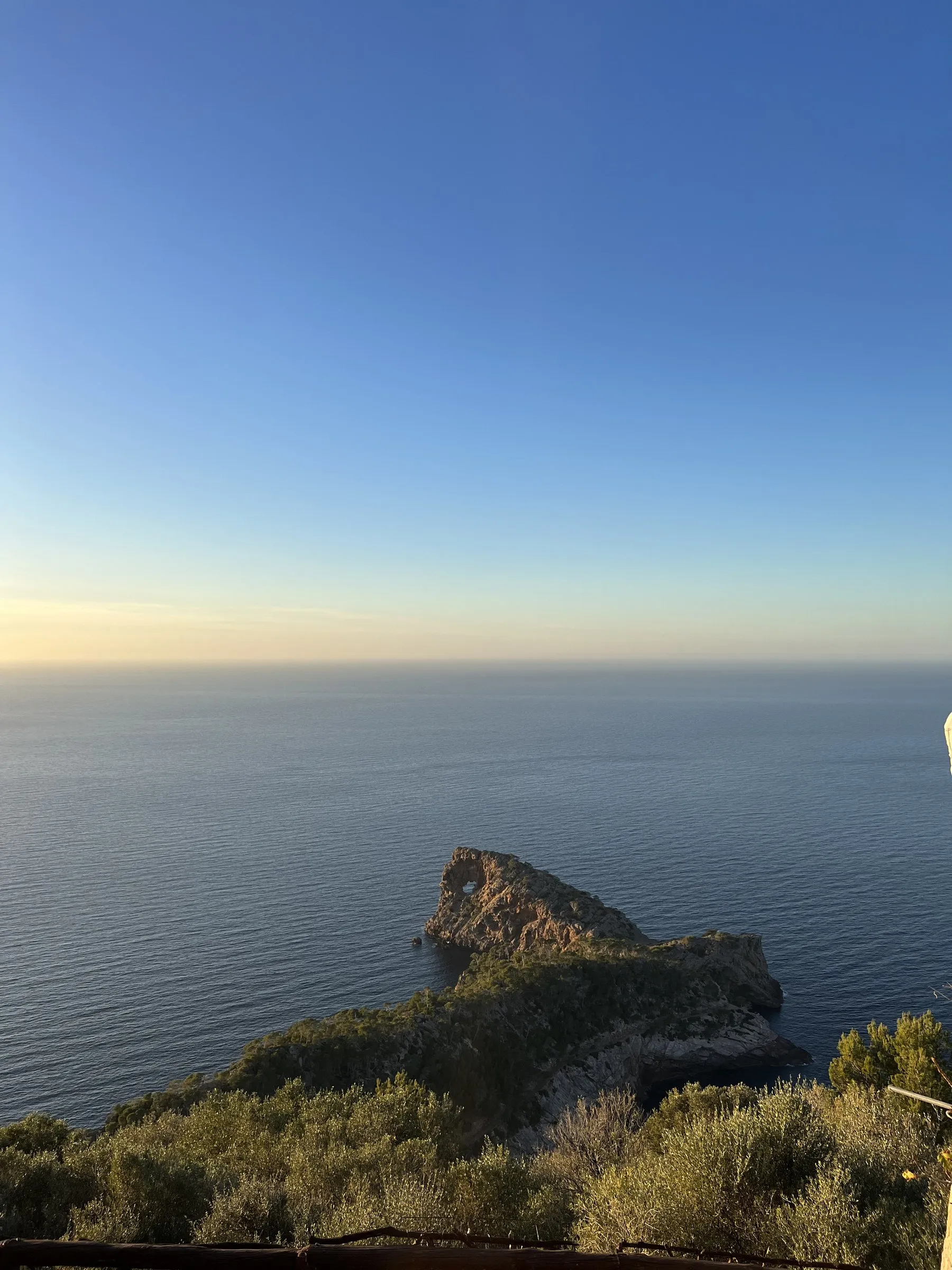 Die Halbinsel Sa Foradada ragt ins Meer, von oben aus dem Anwesen Son Marroig bei Sonnenuntergang gesehen.